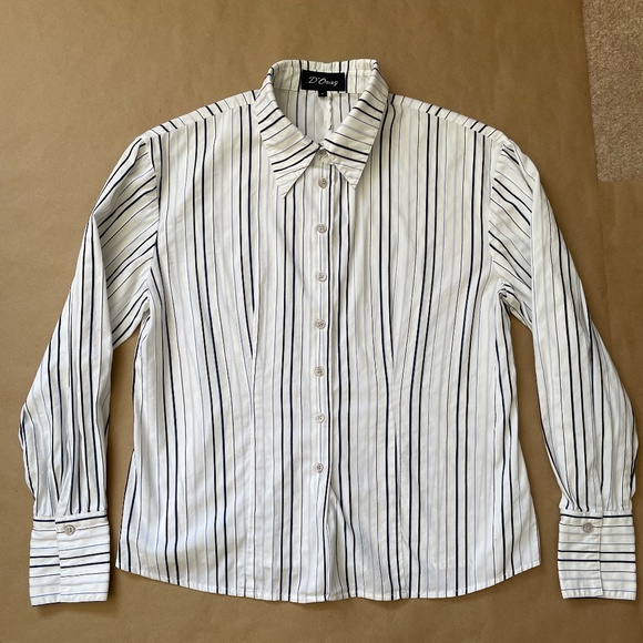 White shirt with Blue pinstripes - size 6 - Picture 1 of 6
